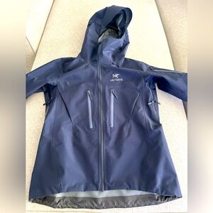 Arcteryx women’s Alpha SV Jacket(Small) Navy Blue Nearly New